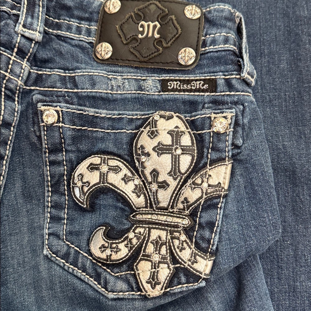 Miss Me Mid-Rise Boot Cut Jeans, 27x32 - Picture 5 of 10